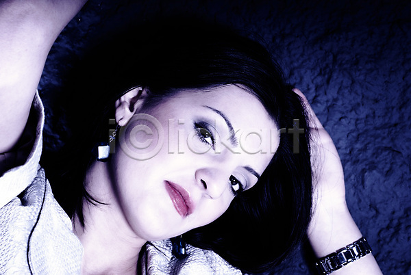백인 사람 여자 한명 JPG 포토 해외이미지 1 갈색머리 공백 닫기 모델 복고 어둠 카피스페이스 파란색 해외202004