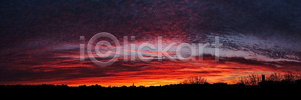 사람없음 JPG 실루엣 포토 해외이미지 구름 날씨 빛 빨간색 새벽 솜털 야외 오렌지 일몰 자연 컬러풀 파노라마 풍경 하늘 해외202004 해외포토 햇빛 흐림