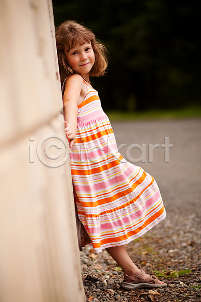 청춘(젊음) 백인 어린이 여자 한명 JPG 포토 해외이미지 기댐 도로 미소(표정) 벽 서기 야외 해외202004