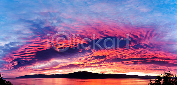 사람없음 JPG 포토 해외이미지 구름 날씨 내추럴 물 바다 바위 반사 보라색 빨간색 새벽 수평선 아침 야외 오렌지 일몰 일출 자연 장면 컬러풀 태양 파도 파란색 풍경 하늘 해외202004 해외포토 황혼