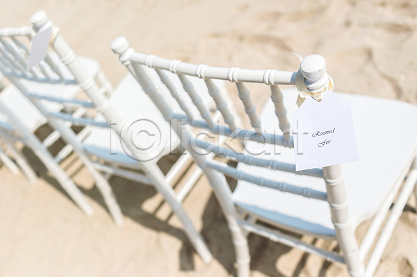 사랑 축하 사람없음 JPG 포토 해외이미지 결혼 결혼식 공원 모래 물 바다 백그라운드 빨간색 설정 섬 세트 야외 여름(계절) 예약 의자 이벤트 자연 장식 파란색 파티 하늘 해외202004 흰색