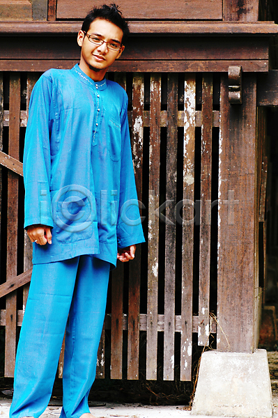 매끈함 스마트 청춘(젊음) 행복 10대 남자 동양인 소년 인종 한명 JPG 포토 해외이미지 마을 말레이시아 문화 미소(표정) 아시아 안경 얼굴 옷 유행 이슬람교 인도네시아 전통 종교 해외202004