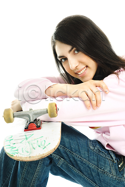 기쁨 청춘(젊음) 행복 백인 사람 여자 한명 JPG 포토 해외이미지 갈색머리 건강 고립 미소(표정) 스케이터 스케이트 스포츠 앉기 운동 잡기 해외202004 흰색