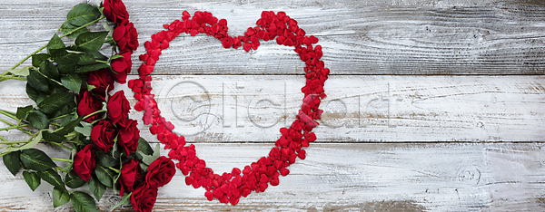 사랑 행복 사람없음 JPG 포토 해외이미지 기념 머리위 목재 발렌타인데이 백그라운드 빨간색 상자 선물 시골 장미 카피스페이스 하트 해외202004 해외포토 휴가 흰색