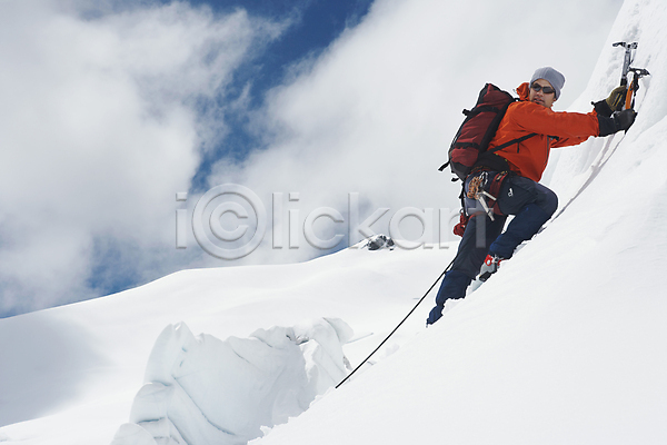 남자 성인 성인남자한명만 한명 JPG 옆모습 포토 해외이미지 겨울 경사 구름(자연) 뉴질랜드 뒤돌아보기 등반장비 등산 밧줄 설산 야외 얼음 잡기 장비 전신 주간 탐험 트래킹 하이커 하이킹 해외202004