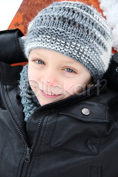 추위 행복 남자 백인 사람 소년 소년한명만 어린이 한명 JPG 포토 해외이미지 겨울 라이프스타일 목도리 미소(표정) 야외 재킷 해외202004