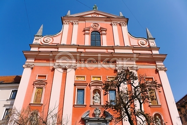 사람없음 JPG 포토 해외이미지 건물 건축양식 교회 기독교 도시 도시풍경 문화 미술 빨간색 슬로베니아 역사 옛날 유럽 유럽연합 재산 종교 타운 파란색 하늘 해외202004