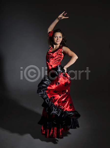 열정 우아함 사람 성인 여자 한명 JPG 포토 해외이미지 1 가운 공연 그림자 댄서 드레스 모션 무대 문화 빨간색 세로 스페인 스페인어 실행 안달루시아 연주자 유연 전통 집시 춤 포즈 플라멩코 해외202004