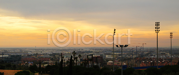 사람없음 JPG 포토 해외이미지 거리 건물 건축양식 경기장 공항 노란색 도로 도시 도시풍경 도심 바르셀로나 빛 스카이라인 스페인 스포츠 여행 여행객 외관 장면 전등 주택 지붕 지역 태양 파노라마 하늘 해외202004 해외포토