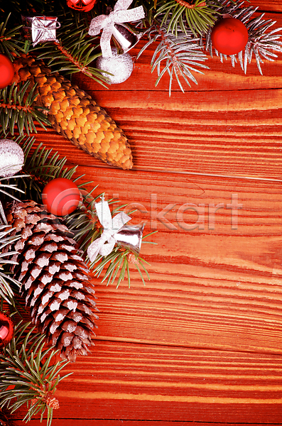 축하 화려 사람없음 JPG 포토 해외이미지 12월 계절 나뭇가지 목재 배열 백그라운드 빨간색 서리 여의주 은색 장식 초록색 크리스마스 크리스마스장식 크리스마스카드 파티 프레임 해외202004 휴가 흰색