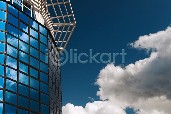 미래 사람없음 JPG 포토 해외이미지 거울 건축양식 구름(자연) 기술 도시 반사 비즈니스 빛 뼈대 실내 업무 유럽 유리 장식 정상 지붕 창문 큼 투명 파란색 프레임 하늘 하이테크 해외202004