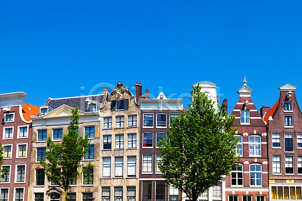 사람없음 JPG 포토 해외이미지 건물 건축양식 그림 나무 네덜란드 도시 도시풍경 맑음 암스테르담 여름(계절) 역사 옛날 유럽 주택 컬러풀 파란색 하늘 해외202004