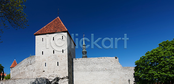 사람없음 JPG 포토 해외이미지 거리 건물 건축양식 도시 도시풍경 도심 동쪽 문화 야외 에스토니아 여름 여행 역사 옛날 외관 유럽 장면 주택 중세 타운 탑 풍경 하늘 해외202004 해외포토