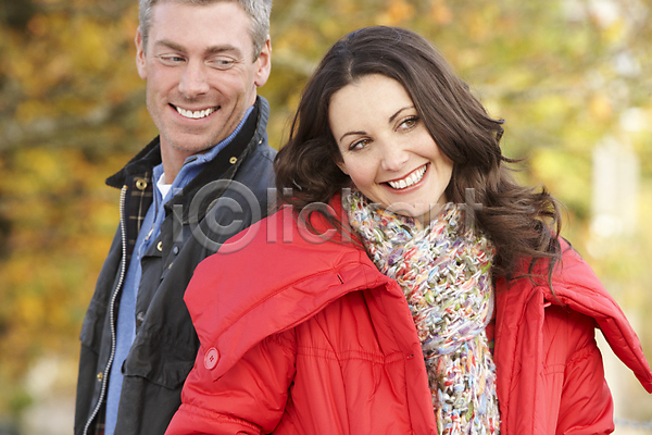 산책 여유 함께함 행복 30대 남자 두명 백인 사람 여자 JPG 포토 해외이미지 가로 가을(계절) 걷기 남편 목재 미소(표정) 삼림지대 시골 아내 야외 잎 커플 해외202004