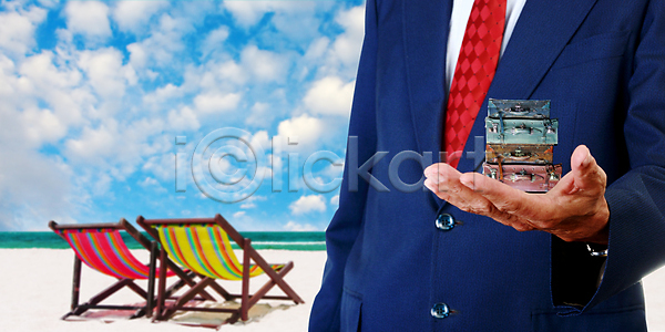 뜨거움 만족 시원함 신선 휴식 사람없음 JPG 포토 해외이미지 가방 구름 모래 바다 백그라운드 복고 비즈니스 비즈니스맨 선물 손 쇼 수하물 수확 야외 여름 여행 옛날 의자 자연 정장 제의 주기 컨셉 하늘 해외202004 해외포토 휴가