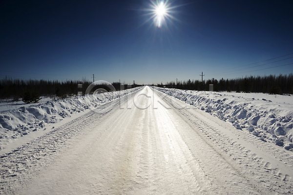 추위 사람없음 JPG 포토 해외이미지 겨울 길가 나무 도로 맑음 무인 서리 시베리아 식물 자연 태양 파란색 풍경(경치) 하늘 해외202004 흰색