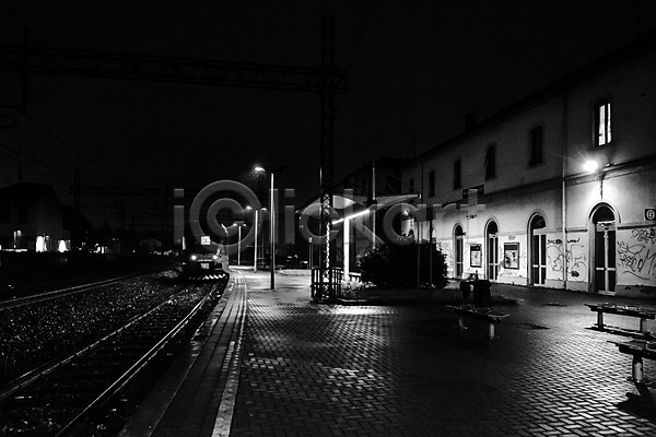 사람없음 JPG 포토 해외이미지 기차 야간 어둠 역 이탈리아 컨셉 해외202004 혼자