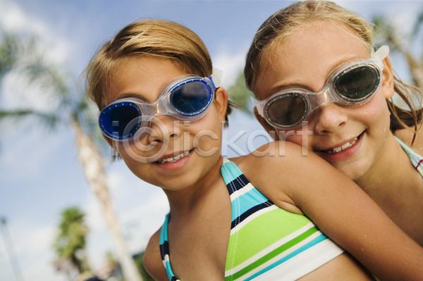 여유 두명 소녀(어린이) 소녀만 어린이 여자 JPG 아웃포커스 앞모습 포토 해외이미지 가족 물안경 미소(표정) 바캉스 상반신 수영장 야외 여름(계절) 여름휴가 자매 주간 해외202004