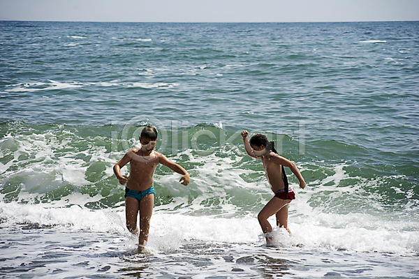 함께함 두명 사람 소년 JPG 포토 해외이미지 가로 건강 게임 달리기 라이프스타일 미소(표정) 바다 여름(계절) 우주 태양 파도 해외202004 휴가