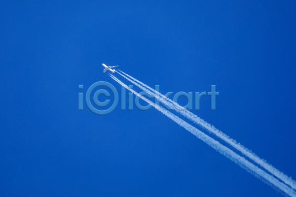 사람없음 JPG 포토 해외이미지 백그라운드 비행기 비행운 야외 제트기 주간 파란색 하늘 해외202004