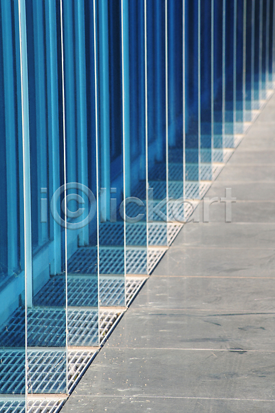 사람없음 JPG 포토 해외이미지 건물 건축양식 대각선 독일 묘사 바위 백그라운드 블라인드 사무실 세로 시트 외관 유리 장식 줄서기 창문 추상 타일 파란색 판유리 패턴 함부르크 해외202004 화강암 회색