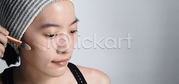 화려 동양인 여자 한명 JPG 포토 해외이미지 가루 고립 내추럴 돌봄 만들기 모델 백그라운드 붓 스펀지 신청 액체 얼굴 예술가 옛날 완벽 응시 일본 치료 크림 태국 피부 해외202004 해외포토 화장품 흰색