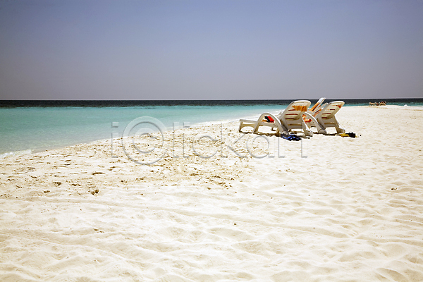 뜨거움 휴식 사람없음 JPG 포토 해외이미지 맑음 모래 물 바다 버리기 수건 여름(계절) 의자 하늘 해외202004 햇빛 휴가 휴게실 흰색