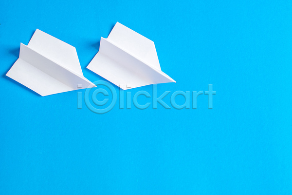 사람없음 JPG 포토 해외이미지 두개 실내 종이 종이비행기 카피스페이스 파란배경 해외202004