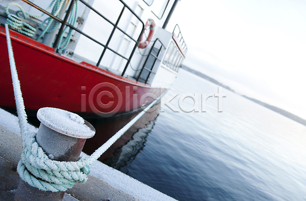 사람없음 JPG 포토 해외이미지 가로 강 교통시설 금속 물 바다 밧줄 보트 볼트 빨간색 스웨덴 스칸디나비아 장비 정박 철 함선 항구 항해 해외202004 호수 황무지