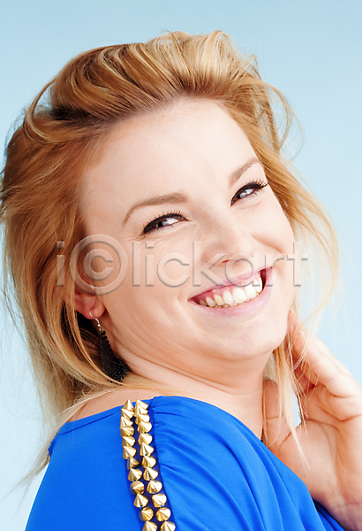 백인 사람 여자 한명 JPG 포토 해외이미지 고립 금발 미소(표정) 백그라운드 싱글 얼굴 응시 파란색 표현 해외202004