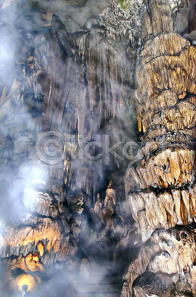사람없음 JPG 포토 해외이미지 노란색 동굴 모양 바위 불가리아 빨간색 안개 암초 종유석 초록색 크림 타운 해외202004 회색