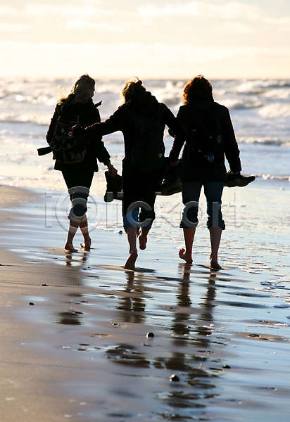 산책 함께함 10대 사람 사람없음 JPG 실루엣 포토 해외이미지 3 겨울 모래 물 바다 신발 쌍 여름(계절) 젖음 파도 해외202004
