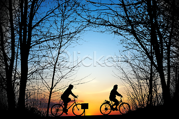 함께함 휴식 두명 성인 성인만 JPG 실루엣 포토 해외이미지 숲 승차 야외 일몰 자전거 전신 해외202004 햇빛