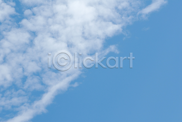 침묵 사람없음 JPG 포토 해외이미지 구름(자연) 날씨 내추럴 백그라운드 빛 야외 오존 우주 자연 조명 천국 추상 투명 파란색 하늘 해외202004 환경 흐림 흰색