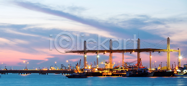 사람없음 JPG 포토 해외이미지 거래 교통시설 글로벌 기중기 도시 물 바다 방콕 배송 비즈니스 산업 수납 수입 유조선 조선소 컨테이너 타운 태국 터미널 파란색 포트 항구 해외202004 해외포토 화물 황혼