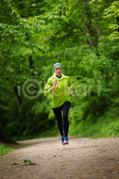 활발 사람 성인 여자 한명 JPG 포토 해외이미지 1 건강 공원 금발 기차 나무 달리기 달리기선수 라이프스타일 마라톤 모션 봄 숲 스포츠 야외 에너지 여름(계절) 연습 운동 운동복 자국 자연 조깅 포즈 해외202004 혼자