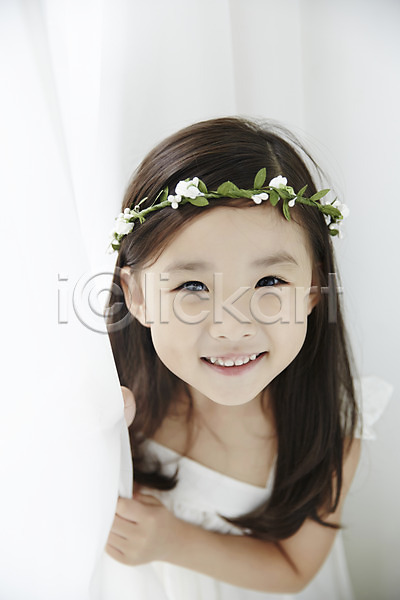 순수 신비 청순 소녀한명만 여자 유치원생 한국인 한명 JPG 앞모습 포토 미소(표정) 상반신 실내 원피스 커튼 화관