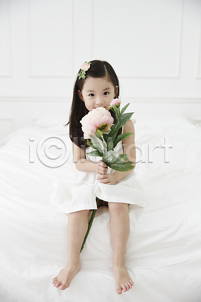 순수 신비 청순 소녀한명만 여자 유치원생 한국인 한명 JPG 앞모습 포토 맨발 실내 앉기 원피스 장미 전신 침대