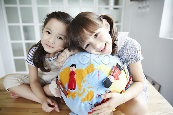 우정 즐거움 함께함 두명 소녀만 여자 외국인 유치원생 한국인 JPG 앞모습 포토 글로벌 상반신 실내 안기 앉기 지구본 친구