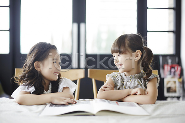 집중 호기심 두명 소녀만 여자 외국인 유치원생 한국인 JPG 앞모습 포토 마주보기 미소(표정) 상반신 실내 앉기 책 친구 펼침
