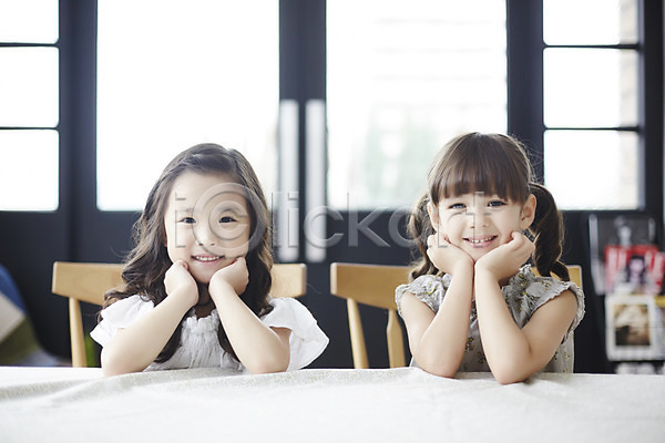 관심 집중 호기심 두명 소녀만 여자 외국인 유치원생 한국인 JPG 앞모습 포토 미소(표정) 상반신 실내 앉기 친구 턱괴기