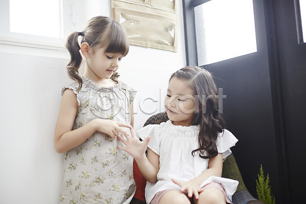 다정 즐거움 함께함 두명 소녀만 여자 외국인 유치원생 한국인 JPG 앞모습 포토 가위바위보 상반신 서기 실내 앉기 원피스 친구