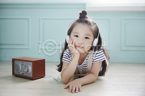 여유 휴식 소녀한명만 여자 유치원생 한국인 한명 JPG 앞모습 포토 라디오 상반신 실내 엎드리기 음악감상 턱괴기 헤드폰