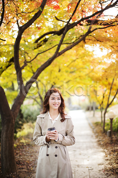 따뜻함 산책 여유 티타임 휴식 20대 성인 성인여자한명만 여자 청년여자한명만 한국인 한명 JPG 앞모습 포토 가을(계절) 미소(표정) 산책로 상반신 서기 수목원 야외 주간 커피 테이크아웃 트렌치코트 파주
