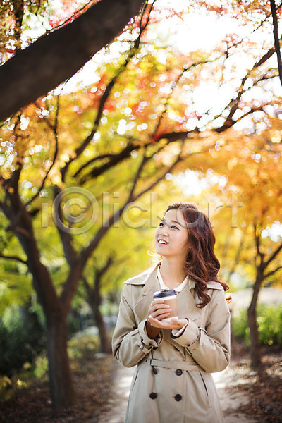따뜻함 산책 여유 티타임 휴식 20대 성인 성인여자한명만 여자 청년여자한명만 한국인 한명 JPG 앞모습 포토 가을(계절) 미소(표정) 상반신 수목원 야외 올려보기 주간 커피 테이크아웃 트렌치코트 파주