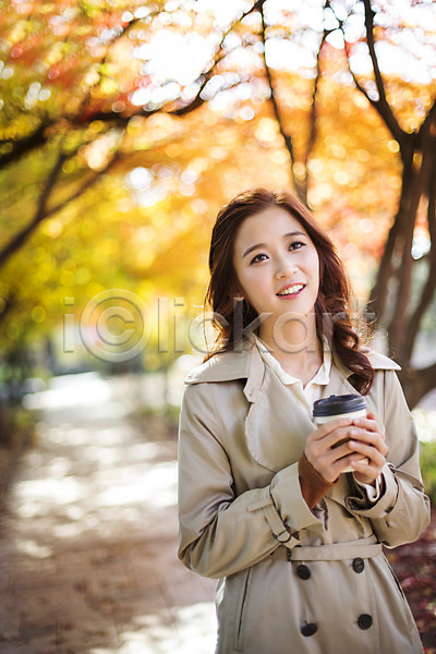 따뜻함 산책 여유 티타임 휴식 20대 성인 성인여자한명만 여자 청년여자한명만 한국인 한명 JPG 앞모습 포토 가을(계절) 상반신 수목원 야외 주간 커피 테이크아웃 트렌치코트 파주