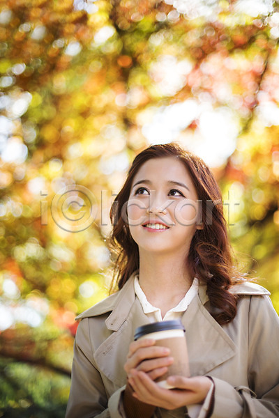 따뜻함 산책 여유 티타임 휴식 20대 성인 성인여자한명만 여자 청년여자한명만 한국인 한명 JPG 아웃포커스 앞모습 포토 가을(계절) 상반신 수목원 야외 올려보기 주간 커피 테이크아웃 트렌치코트 파주