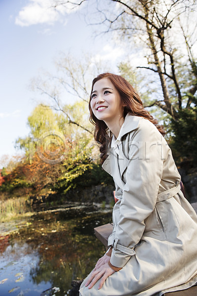 상쾌 여유 휴식 20대 성인 성인여자한명만 여자 청년여자한명만 한국인 한명 JPG 옆모습 포토 가을(계절) 미소(표정) 상반신 수목원 앉기 야외 주간 트렌치코트 파주 호수