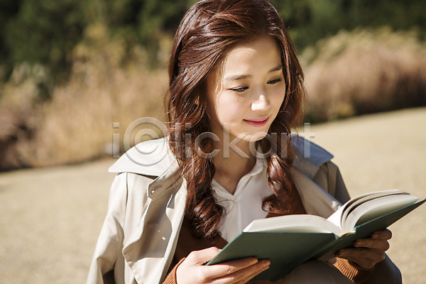 여유 집중 클래식 20대 성인 성인여자한명만 여자 청년여자한명만 한국인 한명 JPG 아웃포커스 앞모습 포토 가을(계절) 독서 상반신 수목원 야외 읽기 주간 책 트렌치코트 파주 펼침