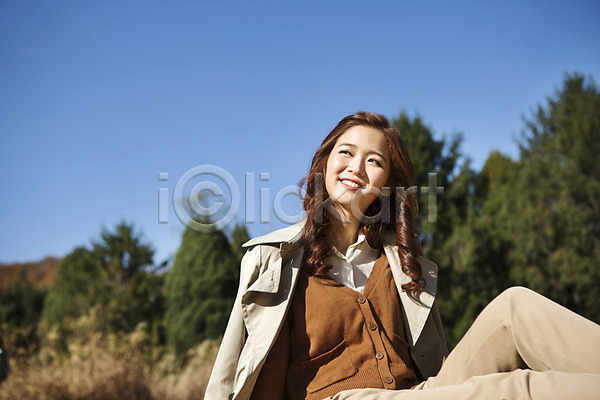 상쾌 여유 휴식 20대 성인 성인여자한명만 여자 청년여자한명만 한국인 한명 JPG 포토 가을(계절) 상반신 수목원 앉기 야외 주간 카디건 트렌치코트 파주